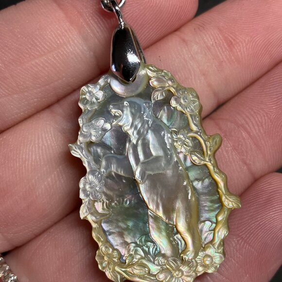 Bear Mother of Pearl Floral Pendant - Picture 9 of 9